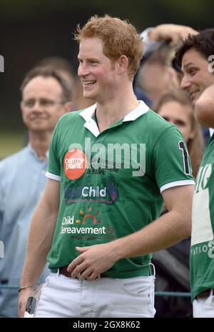 Il Principe Harry partecipa alla gara di polo di beneficenza del Trofeo Maserati Jerudong al Cirencester Park Polo Club il 15 giugno 2014. Foto Stock