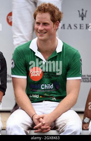 Il Principe Harry partecipa alla gara di polo di beneficenza del Trofeo Maserati Jerudong al Cirencester Park Polo Club il 15 giugno 2014. Foto Stock