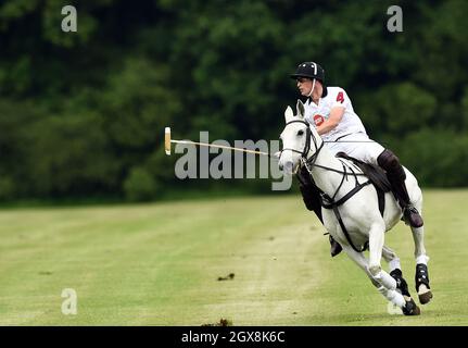 Il Principe William, Duca di Cambridge suona in una partita di polo benefica al Cirencester Park Polo Club il 15 giugno 2014. Foto Stock