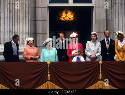 La famiglia reale (da sinistra a destra) la Regina Madre, il Duca di Edimburgo, la Regina Elisabetta II, la Principessa Margaret, il Principe Edoardo e il Principe Carlo frequentano Trooping the Color a Buckingham Palace a Londra Foto Stock