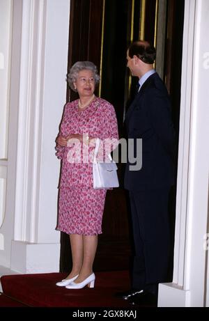 La Regina Elisabetta e il Principe Edoardo attendono il presidente irlandese Mary Robinson per il pranzo a Buckingham Palace durante la visita ufficiale del presidente in Gran Bretagna. Foto Stock