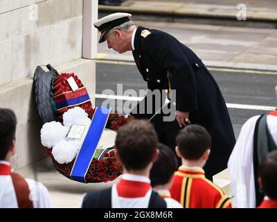 Il Principe Carlo, Principe di Galles, depone una corona durante l'annuale Servizio domenicale della memoria presso il Cenotaph di Londra il 9 novembre 2014. Foto Stock