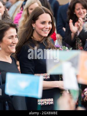 Catherine, Duchessa di Cambridge, indossando un abito da maternità sciolto e aderente di Madderson, visita la Barlby Primary School di West London per nominare ufficialmente la Clore Art Room il 15 gennaio 2015. Foto Stock