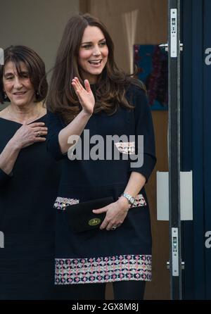 Catherine, Duchessa di Cambridge, indossando un abito da maternità sciolto e aderente di Madderson, visita la Barlby Primary School di West London per nominare ufficialmente la Clore Art Room il 15 gennaio 2015. Foto Stock