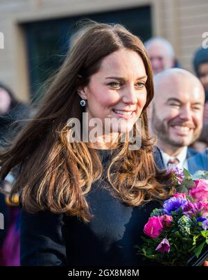 Catherine, Duchessa di Cambridge, indossando un abito da maternità sciolto e aderente di Madderson, visita la Barlby Primary School di West London per nominare ufficialmente la Clore Art Room il 15 gennaio 2015. Foto Stock