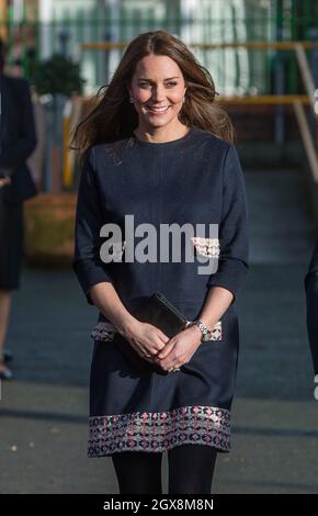 Catherine, Duchessa di Cambridge, indossando un abito da maternità sciolto e aderente di Madderson, visita la Barlby Primary School di West London per nominare ufficialmente la Clore Art Room il 15 gennaio 2015. Foto Stock