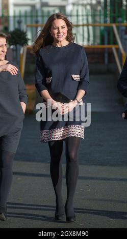 Catherine, Duchessa di Cambridge, indossando un abito da maternità sciolto e aderente di Madderson, visita la Barlby Primary School di West London per nominare ufficialmente la Clore Art Room il 15 gennaio 2015. Foto Stock