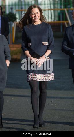 Catherine, Duchessa di Cambridge, indossando un abito da maternità sciolto e aderente di Madderson, visita la Barlby Primary School di West London per nominare ufficialmente la Clore Art Room il 15 gennaio 2015. Foto Stock