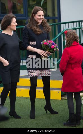 Catherine, Duchessa di Cambridge, indossando un abito da maternità sciolto e aderente di Madderson, visita la Barlby Primary School di West London per nominare ufficialmente la Clore Art Room il 15 gennaio 2015. Foto Stock