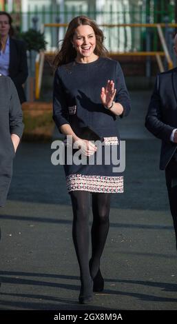 Catherine, Duchessa di Cambridge, indossando un abito da maternità sciolto e aderente di Madderson, visita la Barlby Primary School di West London per nominare ufficialmente la Clore Art Room il 15 gennaio 2015. Foto Stock