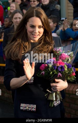 Catherine, Duchessa di Cambridge, indossando un abito da maternità sciolto e aderente di Madderson, visita la Barlby Primary School di West London per nominare ufficialmente la Clore Art Room il 15 gennaio 2015. Foto Stock