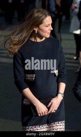 Catherine, Duchessa di Cambridge, indossando un abito da maternità sciolto e aderente di Madderson, visita la Barlby Primary School di West London per nominare ufficialmente la Clore Art Room il 15 gennaio 2015. Foto Stock