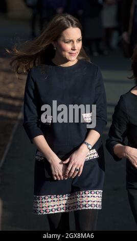 Catherine, Duchessa di Cambridge, indossando un abito da maternità sciolto e aderente di Madderson, visita la Barlby Primary School di West London per nominare ufficialmente la Clore Art Room il 15 gennaio 2015. Foto Stock