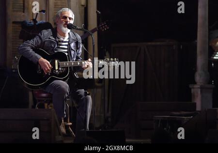 Yusuf Islam, precedentemente noto come Cat Stevens, si esibisce all'Hammersmith Apollo di Londra. Foto Stock