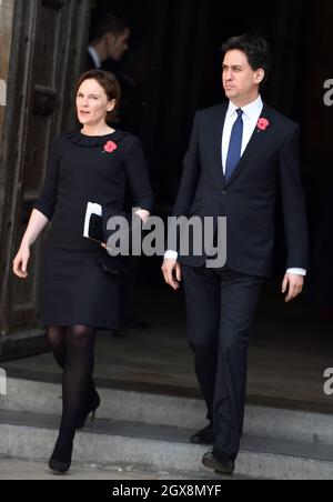 Ed Miliband e la moglie Justine Thornton partecipano ad un Servizio per commemorare il Centenario delle Campagne Gallipoli e Anzac presso l'Abbazia di Westminster a Londra Foto Stock