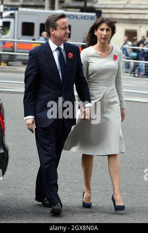 Il primo Ministro David Cameron e la moglie Samantha Cameron partecipano ad un Servizio per commemorare il Centenario delle Campagne Gallipoli e Anzac presso l'Abbazia di Westminster a Londra Foto Stock