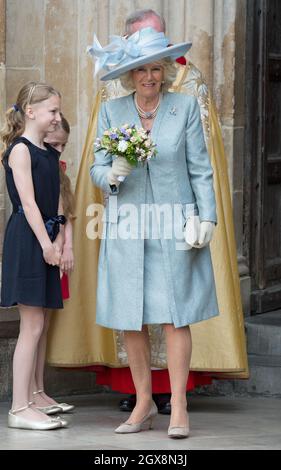 Camilla, Duchessa di Cornovaglia riceve un bouquet di fiori mentre frequenta il Servizio del Ringraziamento per celebrare il settantesimo anniversario della Vittoria in Europa all'Abbazia di Westminster a Londra il 10 maggio 2015. Foto Stock