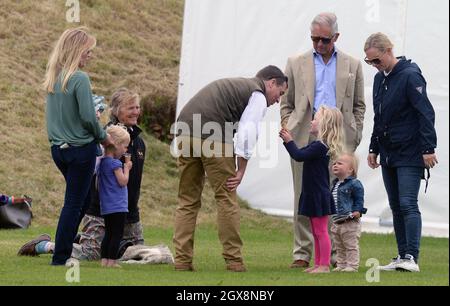 Autunno Phillips, Isla Phillips, Peter Phillips, Savannah Phillips, Prince Charles, Prince of Wales, mia Tindall e Zara Phillips godetevi una giornata in famiglia guardando il Gigaset Charity Polo Match al Beaufort Polo Club il 14 giugno 2015. Foto Stock