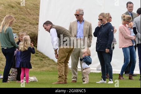 Autunno Phillips, Isla Phillips, Peter Phillips, Savannah Phillips, Prince Charles, Prince of Wales, mia Tindall e Zara Phillips godetevi una giornata in famiglia guardando il Gigaset Charity Polo Match al Beaufort Polo Club il 14 giugno 2015. Foto Stock