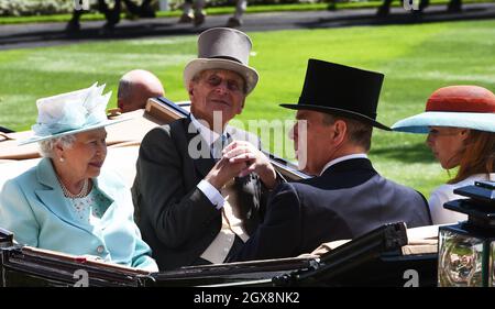 La Regina Elisabetta II, il Principe Filippo, Duca di Edimburgo, il Principe Andrew, Duca di York e la Principessa Beatrice arrivano in carrozza aperta per assistere al giorno delle Signore presso il Royal Ascot il 18 giugno 2015 Foto Stock