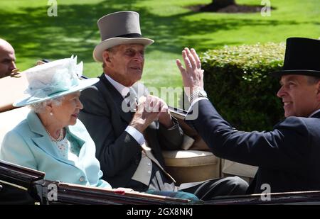 La Regina Elisabetta II, il Principe Filippo, Duca di Edimburgo, il Principe Andrew, Duca di York e la Principessa Beatrice arrivano in carrozza aperta per assistere al giorno delle Signore presso il Royal Ascot il 18 giugno 2015 Foto Stock