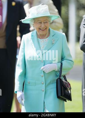 La Regina Elisabetta Lll partecipa al giorno delle Signore al Royal Ascot il 18 giugno 2015 Foto Stock