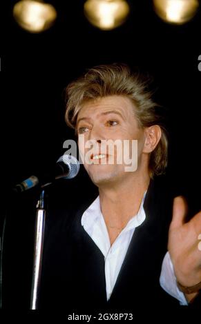David Bowie in concerto a Londra nel 1987 Foto Stock