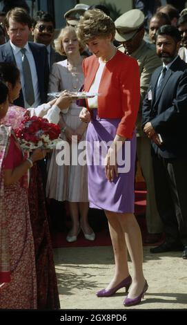 Diana, Principessa del Galles, indossando un abito rosso e viola Catherine Walker, visita Agra, India il 11 febbraio 1992 ad Agra, India. Foto Stock