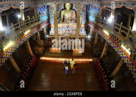 Principe Guglielmo, Duca di Cambridge e Caterina, Duchessa di Cambridge illumina mille lampade al burro con il re del Bhutan Jigme Khesar Namgyel Wangchuck e la regina Jetsun Pema al Grand Kuenrey del Dzong a Thimphu durante il primo giorno della visita di due giorni della coppia reale britannica a Bhutan il 14 aprile 2016. Foto Stock