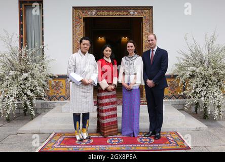 Il principe Guglielmo, duca di Cambridge e Caterina, duchessa di Cambridge pose con il re del Bhutan Jigme Khesar Namgyel Wangchuck e la regina Jetsun Pema al Tashicho Dzong a Thimphu durante il primo giorno della visita di due giorni della coppia reale britannica a Bhutan il 14 aprile 2016. Foto Stock