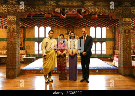 Il Principe Guglielmo, Duca di Cambridge e Caterina, Duchessa di Cambridge, visitano il Re di Bhutan Jigme Khesar Namgyel Wangchuck e la Regina Jetsun Pema al Tashicho Dzong di Thimphu durante il primo giorno della visita di due giorni della coppia reale britannica a Bhutan il 14 aprile 2016. Foto Stock