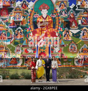 Il principe Guglielmo, duca di Cambridge e Caterina, duchessa di Cambridge pose con il re del Bhutan Jigme Khesar Namgyel Wangchuck e la regina Jetsun Pema al Tashicho Dzong a Thimphu durante il primo giorno della visita di due giorni della coppia reale britannica a Bhutan il 14 aprile 2016. Foto Stock