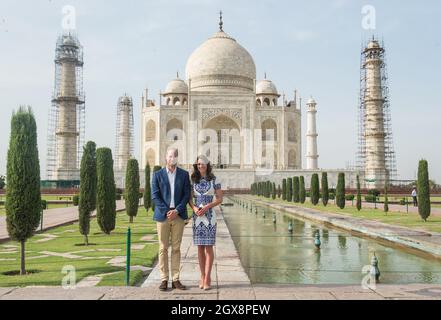 Il Principe William, Duca di Cambridge e Caterina, Duchessa di Cambridge visitano il Taj Mahal ad Agra, India, l'ultimo giorno del loro tour in India e Bhutan il 16 aprile 2016. Foto Stock