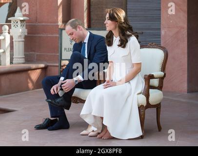 Il Principe William, Duca di Cambridge e Caterina, Duchessa di Cambridge, indossando un abito in crema Emilia Wickstead, take off le loro scarpe come segno di tregua durante una visita al museo Gandhi Smriti presso la Old Birla House di Delhi, India, il 11 aprile 2016. Foto Stock