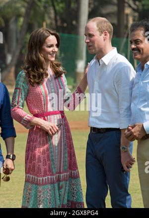 Il Principe William, Duca di Cambridge e Caterina, Duchessa di Cambridge, indossando un abito stampato dalla designer indiana Anita Dongre, visitano l'Oval Maidan di Mumbai, India, il 10 aprile 2016. Foto Stock