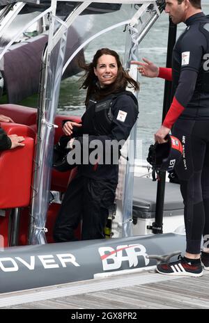 Catherine, Duchessa di Cambridge arriva con Sir ben Ainslie per unirsi al team Land Rover Bar, che si sta impegnando per la Coppa America 2017, a bordo della loro barca di addestramento sul Solent a Portsmouth il 20 maggio 2016. Foto Stock