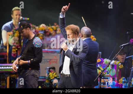 Prince Harry si unisce a Coldplay sul palco durante un concerto di beneficenza di Sentebale tenutosi a Kensington Palace a Londra il 28 giugno 2016. Foto Stock