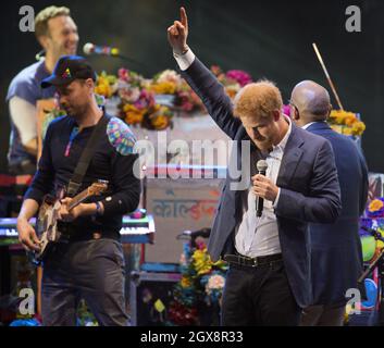 Prince Harry si unisce a Coldplay sul palco durante un concerto di beneficenza di Sentebale tenutosi a Kensington Palace a Londra il 28 giugno 2016. Foto Stock