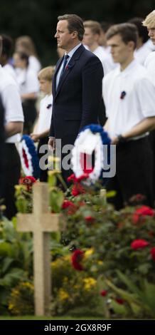 Il primo ministro britannico David Cameron visita il cimitero dopo la cerimonia per celebrare le commemorazioni del centenario della Somme al memoriale di Thiepval in Francia il 01 luglio 2016 Foto Stock