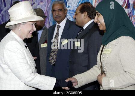 La Regina Elisabetta II incontra i membri della comunità Kashmir al Sage Music Center di Gateshead. Anwar Hussein/allactiondigital.com Foto Stock