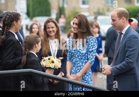 Il Principe William, Duca di Cambridge e Caterina, Duchessa di Cambridge, indossando un abito blu spotty dell'etichetta americana Altuzarra, visitano la Stewards Academy di Harlow nell'Essex il 16 settembre 2016. Foto Stock