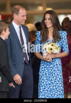 Il Principe William, Duca di Cambridge e Caterina, Duchessa di Cambridge, indossando un abito blu spotty dell'etichetta americana Altuzarra, visitano la Stewards Academy di Harlow nell'Essex il 16 settembre 2016. Foto Stock