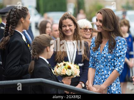 Catherine, Duchessa di Cambridge, che indossa un abito blu spotty dell'etichetta americana Altuzarra, visita la Stewards Academy di Harlow in Essex il 16 settembre 2016. Foto Stock