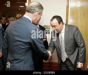 Charles, Prince of Wales incontra il direttore di Liverpool Rafael Benitez durante una visita all'Anfield Ground del club per vedere un programma Princes Trust il 18 novembre 2005. Anwar Hussein/allactiondigital.com Foto Stock