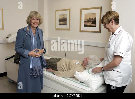 Camilla, Duchessa di Cornovaglia come presidente della National Osteoporosis Society visita il Royal Liverpool University Hospital e apre la nuova unità metabolica il 18 novembre 2005. Anwar Hussein/allactiondigital.com Foto Stock