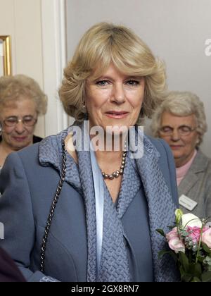 Camilla, Duchessa di Cornovaglia come presidente della National Osteoporosis Society visita il Royal Liverpool University Hospital e apre la nuova unità metabolica il 18 novembre 2005. Anwar Hussein/allactiondigital.com Foto Stock