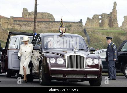 La Regina Elisabetta II arriva in auto al Tynemouth Volunteer Life Brigade Watch House and Museum di Newcastle. Anwar Hussein/allactiondigital.com Foto Stock