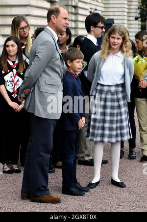 Il principe Edward, conte di Wessex, Lady Louise Windsor e James, Visconte Severn aspetta Sophie, contessa di Wessex per arrivare a Buckingham Palace per completare il suo giro in bicicletta da Edimburgo a Londra in supporto del Premio Duke of Edinburgh il 25 settembre 2016. Foto Stock