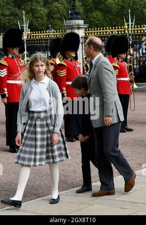 Il principe Edward, conte di Wessex, Lady Louise Windsor e James, Visconte Severn aspetta Sophie, contessa di Wessex per arrivare a Buckingham Palace per completare il suo giro in bicicletta da Edimburgo a Londra in supporto del Premio Duke of Edinburgh il 25 settembre 2016. Foto Stock