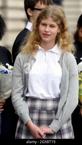 Lady Louise Windsor attende sua madre Sophie, contessa di Wessex, per arrivare a Buckingham Palace per completare il suo giro in bicicletta da Edimburgo a Londra in supporto del Premio Duke of Edinburgh il 25 settembre 2016. Foto Stock